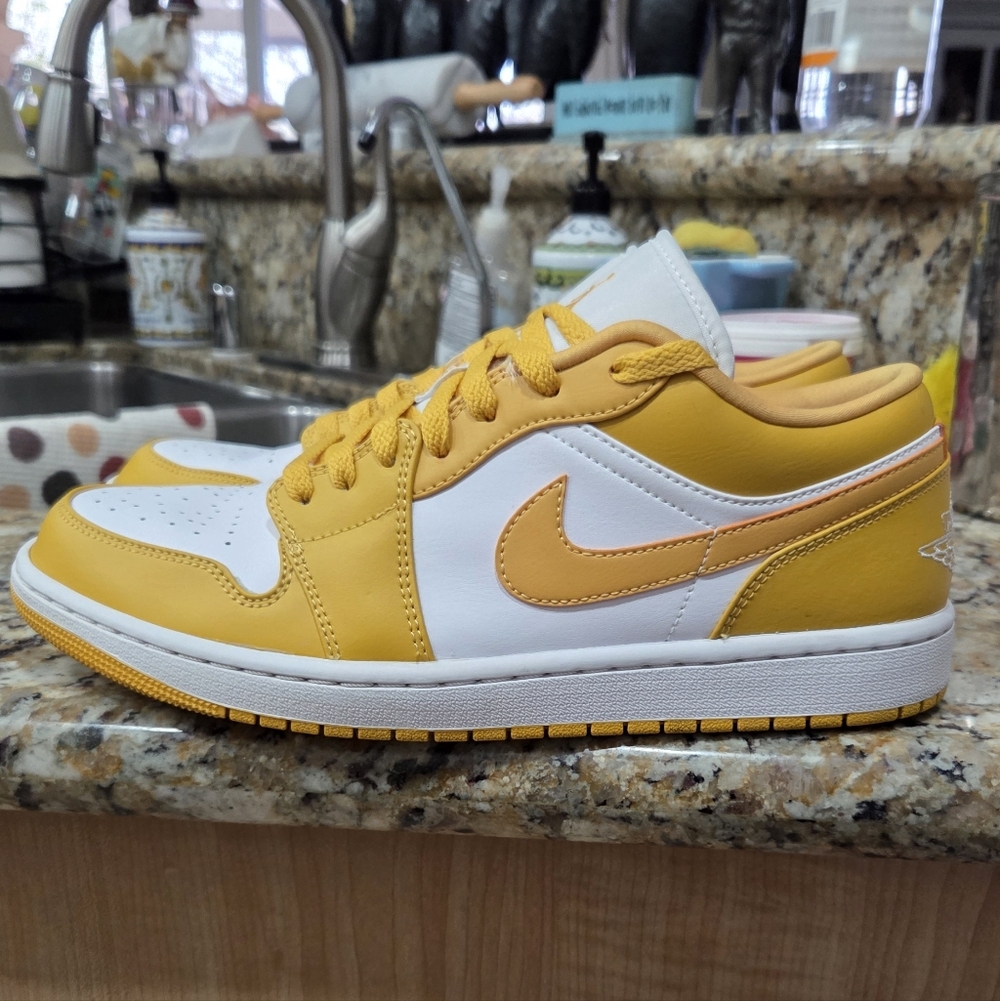Nike Men's Yellow and White Sneakers